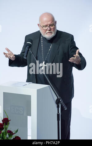 Gdansk, Pologne. 30 août 2018. Le Cardinal Reinhard Marx, Archevêque de Munich et Freising, président de la Conférence épiscopale allemande, Président de la Commission des Episcopats de la Communauté européenne, coordonnateur du Conseil pour l'économie, membre du Conseil du Cardinal de conseillers durant son discours en centre de la Solidarité Européenne ECS à Gdansk, Pologne. 30 août 2018 © Wojciech Strozyk / Alamy Live News Banque D'Images