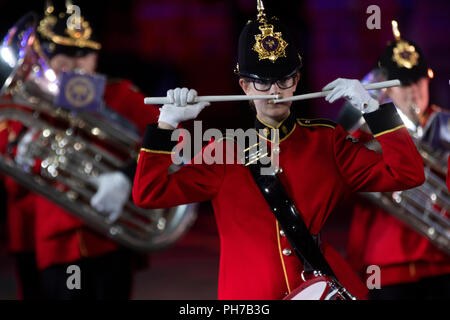 Moscou, Russie. 30 août 2018. Les membres du groupe des jeunes Impériale Brentwood effectuer de la tour Spasskaya 2018 Festival International de musiques militaires, de la Place Rouge de Moscou, Russie Crédit : Nikolay Vinokourov/Alamy Live News Banque D'Images