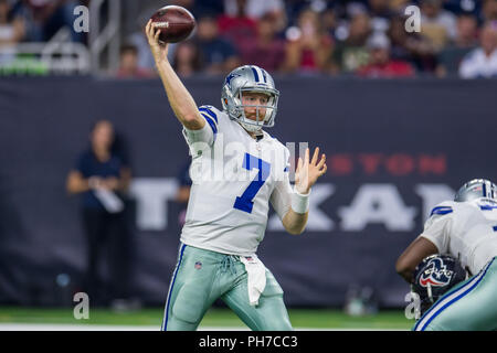 Houston, USA. 30 août 2018. 30 août 2018 : Dallas Cowboys quarterback Cooper Rush (7) jette une note au cours du 2e quart de la saison NFL football match entre les Houston Texans et les Dallas Cowboys à NRG Stadium à Houston, TX. Trask Smith/CSM Crédit : Cal Sport Media/Alamy Live News Banque D'Images