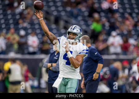 Houston, USA. 30 août 2018. 30 août 2018 : Dallas Cowboys quarterback Dak Prescott (4) se réchauffe avant le début de la saison NFL football match entre les Houston Texans et les Dallas Cowboys à NRG Stadium à Houston, TX. Trask Smith/CSM Crédit : Cal Sport Media/Alamy Live News Banque D'Images