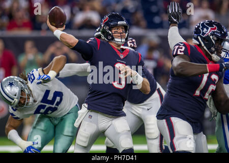 Houston, USA. 30 août 2018. 30 août 2018 : Houston Texans quarterback Brandon Weeden (3) passe au cours du 4e quart de la saison NFL football match entre les Houston Texans et les Dallas Cowboys à NRG Stadium à Houston, TX. Les Texans a gagné le match 14 à 6.Trask Smith/CSM Crédit : Cal Sport Media/Alamy Live News Banque D'Images