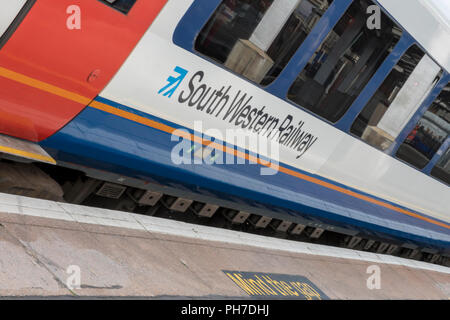 London Waterloo, au Royaume-Uni. 30 août 2018. Les membres de l'équipe de chemin de fer dans le sud-ouest de commencer une action de grève de 72 heures aujourd'hui à la poursuite de différend sur le rôle futur de protections sur les trains. Le débordement des grèves ferroviaires par des membres de l'EGI va causer des pertes de trains depuis le sud de l'Angleterre dans la gare de Waterloo et de l'industrie l'action de l'EGI est prévue pour deux autres dates en septembre. Crédit : Steve Hawkins Photography/Alamy Live News Banque D'Images