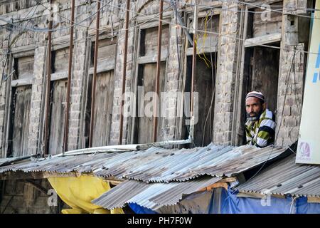 31 août 2018 - Srinagar, J&K, Inde - Un homme regarde comme soldats paramilitaires ( pas sur la photo) lors de patrouille pour éviter les restrictions de la grève chez Boeing par les séparatistes à l'appui de l'article 35A dans la région de Srinagar, Cachemire sous administration indienne. Vie à travers la vallée du Cachemire a été défavorablement touché vendredi par un séparatiste-disant protester contre l'arrêt pour soutenir la voix de l'article 35A. Pendant ce temps, des restrictions ont été imposées pour éviter les manifestations appelées par les séparatistes à l'appui de l'article 35A. Les déploiements de forces de police et paramilitaires ont été déployés dans les zones placées sous restrictions et autres droit et o Banque D'Images