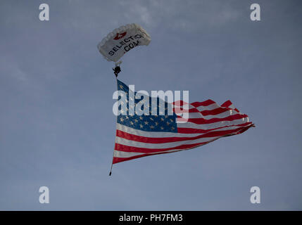 30 août 2018 : le drapeau américain est présenté dans le stade via paratrooper pendant NCAA football action de jeu entre le nord-ouest et les Wildcats Purdue Boilermakers au stade Ross-Ade à West Lafayette, Indiana. Le nord-ouest de Purdue défait 31-27. John Mersits/CSM. Banque D'Images