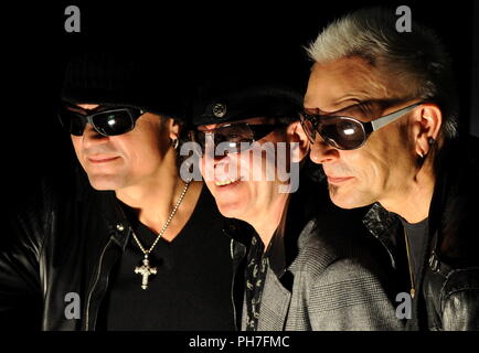 Leipzig, Allemagne. 07Th Mai, 2010. Matthias Jabs (L-R), Klaus Meine et Rudolf Schenker de la bande ?Les Scorpions ? Posent devant le stade AWD-Arena à Hanovre, Allemagne, 19 novembre 2009. L ?Get your Sting et de tournée ? Commence à Leipzig, Allemagne, 07 mai 2010. Chanteur Meine a déclaré que le groupe va effectuer d'anciens morceaux et chansons du nouvel album, qui sortira en mars 2010. Meine n'a pas annoncé l'album ?s'intitulé. Credit : JOCHEN LUEBKE | utilisée dans le monde entier/dpa/Alamy Live News Banque D'Images