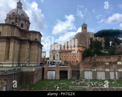 Rome, Italie. Août 31, 2018. Fire Brigade se tient juste en face de l'église de San Giuseppe dei Falegnami (M, blanc) au Forum Romanum à Rome, dont le toit s'est effondré le 30 août. Après l'effondrement du toit de l'église dans le coeur de Rome, la critique de l'absence de protection des monuments culturels du pays a été soulevée. (Sur l'effondrement de l'Église 'dpa à Rome : 'comparable à Gênes' du 31.08.2018) Crédit : Annette Reuther/dpa/Alamy Live News Banque D'Images