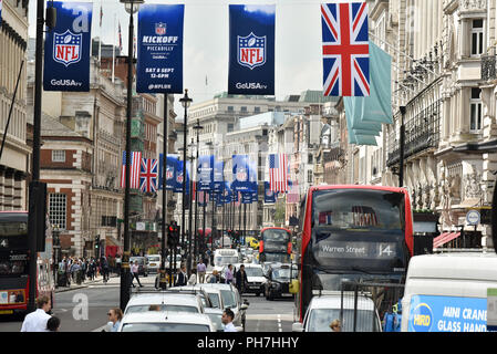 Piccadilly, Londres, Royaume-Uni. 31 août 2018. De nouveaux jalons pour la saison NFL installé sur Piccadilly à venir du festival le 8 septembre à la promotion de la nouvelle saison. Crédit : Matthieu Chattle/Alamy Live News Banque D'Images