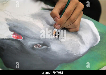 Quezon City, Philippines. Août 31, 2018. Un étudiant peint un éléphant au cours de la 2018 Place On-The-concours de peinture dans la ville de Quezon, Philippines, le 31 août 2018. La compétition vise à accroître la sensibilisation de l'environnement et de la conservation de la faune parmi les enfants. Credit : Rouelle Umali/Xinhua/Alamy Live News Banque D'Images