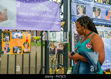 Le palais de Kensington. Londres. 31 Août 2018 Royaume-Uni - Un puits wisher aux portes de Kensington Palace pour marquer le 21e anniversaire de la mort de Diana, princesse de Galles, qui est décédée tragiquement dans un accident de voiture à Paris, France le 31 août 1997 Credit : Dinendra Haria/Alamy Live News Banque D'Images