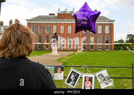 Le palais de Kensington. Londres. 31 Août 2018 Royaume-Uni - un ballon est laissé par un puits wisher aux portes de Kensington Palace pour marquer le 21e anniversaire de la mort de Diana, princesse de Galles, qui est décédée tragiquement dans un accident de voiture à Paris, France le 31 août 1997 Credit : Dinendra Haria/Alamy Live News Banque D'Images