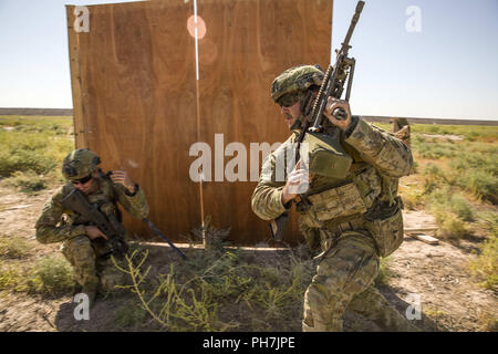 Camp Taji, Iraq. Août 30, 2018. L'armée australienne Pvt. James Tompsett, Groupe de travail avec des forces de réaction rapide de Taji, évolue vers un support en position de tir au cours d'un exercice de tir réel des forces combinées au Camp Taji, Iraq, août, 10, 2018. Une coalition créée à partir d'une vaste communauté internationale poursuivra son soutien à la population de l'Iraq afin de renforcer les capacités de la nation d'assurer la sécurité et la stabilité. Source : Ministère de la Défense des États-Unis/Fédération de regarder/ZUMA/Alamy Fil Live News Banque D'Images