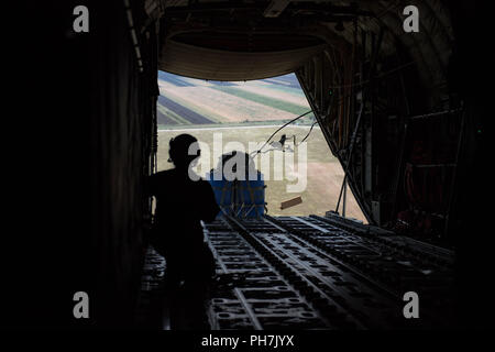 Boboc Air Base, la Roumanie. Août 30, 2018. Le sergent de l'US Air Force. Sarah Meadows, 37e Escadron de transport aérien l'arrimeur de presse un système de livraison de conteneurs avec ses ailiers lors d'un largage de Boboc Air Base, de Roumanie, le 27 août, 2018. Le CDS est une méthode couramment utilisée pour l'insertion de l'antenne de fournitures d'opérations d'urgence. (U.S. Photo de l'Armée de l'air par la Haute Airman Devin Boyer) www.dividshub.net Ministère de la Défense des États-Unis par globallookpress.com Crédit : Département de la Défense/Fédération de regarder/ZUMA/Alamy Fil Live News Banque D'Images