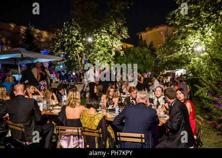 Florence, Italie. Profitez des jardins dans le souper dans l'intervalle - jeudi soir - le Concerto pour violon de Tchaïkovski en ré majeur, et sa Symphonie n° 5 avec soliste - Charlie Siem, suivie d'un concert de fin de soirée à l'église Ognissanti avec solistes : Erica Piccotti, violoncelle ; Charlie Siem, violon ; Itamar Golan, piano - Le Festival Nouvelle génération 2018 est inspirée par le tout premier festival de Corsini 1680. Plus de 300 ans plus tard, le Palazzo Corsini et jardins vous souhaite la bienvenue à cette année, le masque de la Renaissance avec l'opéra, le théâtre et la musique de rivaliser avec les plus grands carnavals de la Renaissance. Banque D'Images