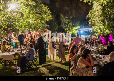 Florence, Italie. Profitez des jardins dans le souper dans l'intervalle - jeudi soir - le Concerto pour violon de Tchaïkovski en ré majeur, et sa Symphonie n° 5 avec soliste - Charlie Siem, suivie d'un concert de fin de soirée à l'église Ognissanti avec solistes : Erica Piccotti, violoncelle ; Charlie Siem, violon ; Itamar Golan, piano - Le Festival Nouvelle génération 2018 est inspirée par le tout premier festival de Corsini 1680. Plus de 300 ans plus tard, le Palazzo Corsini et jardins vous souhaite la bienvenue à cette année, le masque de la Renaissance avec l'opéra, le théâtre et la musique de rivaliser avec les plus grands carnavals de la Renaissance. Banque D'Images