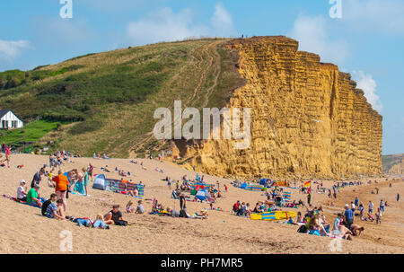 West Bay, Dorset, UK. 31 août 2018. Météo France : Amateurs de se prélasser au soleil chaud de West Bay, le dernier week-end de l'école d'été. Credit : DWR Images /Alamy Live News Banque D'Images