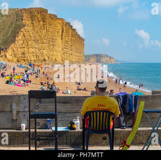 West Bay, Dorset, UK. 31 août 2018. Météo France : Amateurs de se prélasser au soleil chaud de West Bay, le dernier week-end de l'école d'été. Credit : DWR Images /Alamy Live News Banque D'Images