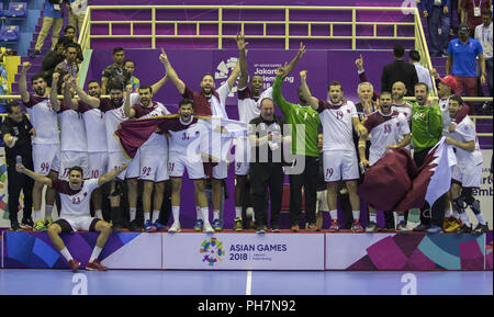 (180831) -- JAKARTA, 31 août 2018 (Xinhua) -- Les joueurs du Qatar posent pour des photos pendant la cérémonie pour de handball masculin lors de la 18e Jeux asiatiques à Jakarta, Indonésie, le 31 août 2018. (Xinhua/Fei Maohua) Banque D'Images