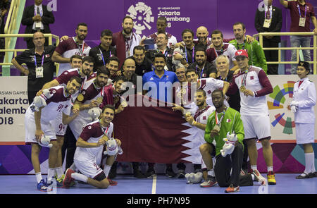 (180831) -- JAKARTA, 31 août 2018 (Xinhua) -- Les joueurs du Qatar posent pour des photos pendant la cérémonie pour de handball masculin lors de la 18e Jeux asiatiques à Jakarta, Indonésie, le 31 août 2018. (Xinhua/Fei Maohua) Banque D'Images