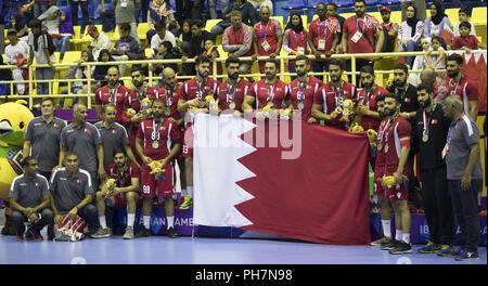 (180831) -- JAKARTA, 31 août 2018 (Xinhua) -- Les joueurs de Bahreïn posent pour des photos pendant la cérémonie pour de handball masculin lors de la 18e Jeux asiatiques à Jakarta, Indonésie, le 31 août 2018. (Xinhua/Fei Maohua) Banque D'Images