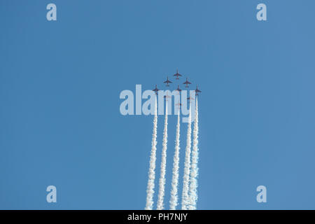 Bournemouth, Royaume-Uni. 31 août, 2018. La RAF Flèches rouges mis sur une impressionnante démonstration aérienne à la Bournemouth Air Festival dans le Dorset. Le week-end libre festival se poursuit jusqu'à la 2e septembre 2018. Crédit : Thomas Faull/Alamy Live News Banque D'Images