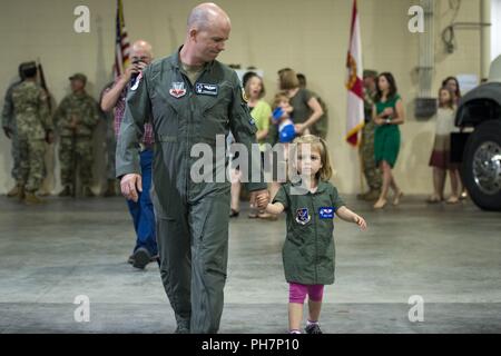 Le lieutenant-colonel Dale Stark, gauche, 598e Escadron, commandant de l'aire de promenade avec sa fille, Holly, au cours d'une cérémonie de passation de commandement, le 28 juin 2018, à Avon Park Air Force Range, Fl. La cérémonie représente le passage officiel de la responsabilité, de l'autorité et de la responsabilité de commandement d'un officier à l'autre. La mission de Avon Park est d'offrir une formation de calibre mondial axé sur les technologies complexes, réalistes et pertinents pour la formation interarmées, interinstitutions et les partenaires multinationaux et excellant intégration air-sol. Banque D'Images