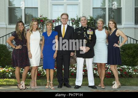 Commandant adjoint de la Marine Corps Le général Glenn M. Walters et sa femme, Gail A. Walters, posent pour une photo avec l'Honorable Thomas B. Modly, sous-secrétaire de la marine, et l'épouse Modly et des filles au cours d'une réception avant une soirée défilé au domicile des commandants, Marine Barracks Washington, Washington, D.C., le 29 juin 2018. Le soir de l'été tradition parade en 1934 et silencieuse de l'offre, le U.S. Marine Band, le U.S. Marine Corps de tambours et clairons et deux compagnies de marche. Plus de 3 500 personnes assistent à la parade chaque semaine. Banque D'Images