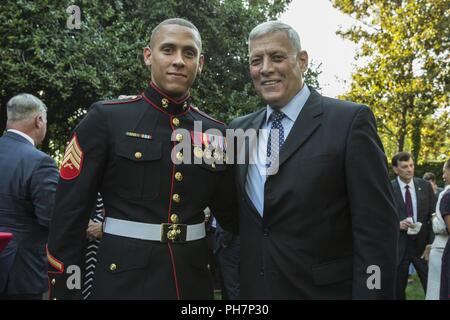 L'ancien commandant adjoint de la Marine Corps, le général John M. Paxton Jr., droite, retraité, pose pour une photo avec le Sgt. Cody A. Martin, sécurité personnelle pour le Commandant adjoint du Corps des Marines, au cours d'une réception avant une soirée défilé au domicile des commandants, Marine Barracks Washington, Washington, D.C., le 29 juin 2018. Le soir de l'été tradition parade en 1934 et silencieuse de l'offre, le U.S. Marine Band, le U.S. Marine Corps de tambours et clairons et deux compagnies de marche. Plus de 3 500 personnes assistent à la parade chaque semaine. Banque D'Images