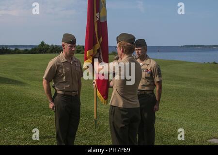 Le Lieutenant-colonel du Corps des Marines américain Karin Fitzgerald, avec 6 bataillon logistique de combat, lutte contre 2, 2e Régiment Logistique Marine Logistics Group, passe par les couleurs de la bataille du bataillon Chef de bataillon venant en sens inverse le Lieutenant-colonel Daniel Rosenberg à Camp Lejeune, en Caroline du Nord, le 26 juin 2018 . Au cours de la cérémonie de passation de commandement, le Lieutenant-colonel Karin Fitzgerald a quitté le commandement de NCLC 6 à lieutenant-colonel Daniel Rosenberg. Banque D'Images