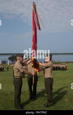 Le Lieutenant-colonel du Corps des Marines américain Karin Fitzgerald, avec 6 bataillon logistique de combat, lutte contre 2, 2e Régiment Logistique Marine Logistics Group, passe par les couleurs de la bataille du bataillon Chef de bataillon venant en sens inverse le Lieutenant-colonel Daniel Rosenberg à Camp Lejeune, en Caroline du Nord, le 26 juin 2018 . Au cours de la cérémonie de passation de commandement, le Lieutenant-colonel Karin Fitzgerald a quitté le commandement de NCLC 6 à lieutenant-colonel Daniel Rosenberg. Banque D'Images