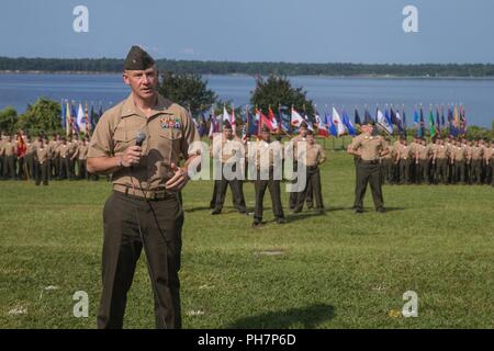 Le Lieutenant-colonel du Corps des Marines américain Daniel Rosenberg, avec 6 bataillon logistique de combat, lutte contre 2, 2e Régiment Logistique Marine Logistics Group, adresses de Marines 6 BEC au cours d'une cérémonie de passation de commandement à Camp Lejeune, en Caroline du Nord, le 26 juin 2018. Au cours de la cérémonie, le Lieutenant-colonel Karin Fitzgerald a quitté le commandement de NCLC 6 à lieutenant-colonel Daniel Rosenberg. Banque D'Images