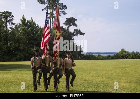 Le bataillon logistique de combat 6, 2 Régiment de logistique de combat, 2e Groupe Logistique Maritime, color guard mars dans une cérémonie de passation de commandement à Camp Lejeune, en Caroline du Nord, le 26 juin 2018. Au cours de la cérémonie, le Lieutenant-colonel Karin Fitzgerald a quitté le commandement de NCLC 6 à lieutenant-colonel Daniel Rosenberg. Banque D'Images