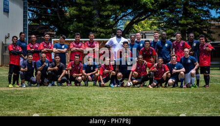 PEARL HARBOR (29 juin 2018) - Les Marins affectés aux missiles de l'USS Dewey (DDG 105) et la frégate de la marine royale malaisienne KD Lekiu (FFG 30) posent pour une photo de groupe à la suite d'un match de football au cours de l'exercice RIMPAC 2018, 29 juin. Vingt-cinq nations, 46 navires, 5 sous-marins, environ 200 avions et 25 000 personnes participent à l'EXERCICE RIMPAC du 27 juin au 2 août dans et autour des îles Hawaï et la Californie du Sud. Le plus grand exercice maritime international RIMPAC, fournit une formation unique tout en favorisant le maintien et la relation coopérative Banque D'Images