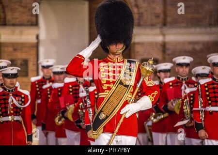 Le sergent d'artillerie principale. Duane F. King, le tambour-major pour les présidents 'propre' United States Marine Band, salue pendant un défilé vendredi soir chez Marine Barracks Washington D.C., le 29 juin 2018. L'invité d'honneur pour la cérémonie était le sous-secrétaire de la Marine, Thomas B. Modly, et l'accueil a été le Commandant adjoint du Corps des Marines, le général Glenn M. Walters. Banque D'Images