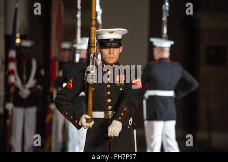 Lance le Cpl. Taylor pilier avec U.S. Marine Corps exécute une silencieuse de "droit raide" au cours d'un défilé vendredi soir chez Marine Barracks Washington D.C., le 29 juin 2018. L'invité d'honneur pour la cérémonie était le sous-secrétaire de la Marine, Thomas B. Modly, et l'accueil a été le Commandant adjoint du Corps des Marines, le général Glenn M. Walters. Banque D'Images