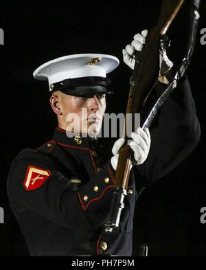 Lance le Cpl. William Morrison exécute un mouvement de fusil de précision lors d'un défilé vendredi soir chez Marine Barracks Washington D.C., le 29 juin 2018. L'invité d'honneur pour la cérémonie était le sous-secrétaire de la Marine, Thomas B. Modly, et l'accueil a été le Commandant adjoint du Corps des Marines, le général Glenn M. Walters. Banque D'Images