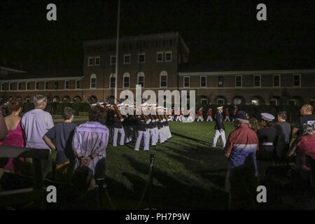 Des marines (Marine Barracks Washington D.C. mars au large le défilé de pilotage au cours d'un défilé vendredi soir à la caserne, le 29 juin 2018. L'invité d'honneur pour la cérémonie était le sous-secrétaire de la Marine, Thomas B. Modly, et l'accueil a été le Commandant adjoint du Corps des Marines, le général Glenn M. Walters. Banque D'Images