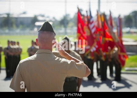 Corps des Marines américains, le général Eric M. Smith, le général commandant de la 1ère Division de marines (MARDIV), rend hommage à des Marines américains en formation permanente au cours d'une cérémonie de la retraite pour le Colonel Christopher S. Dowling, chef du personnel pour le 1er, MARDIV sur Marine Corps Base Camp Pendleton, en Californie, le 29 juin 2018. La cérémonie a eu lieu en l'honneur de Dowling a 34 ans de service méritoire. Banque D'Images