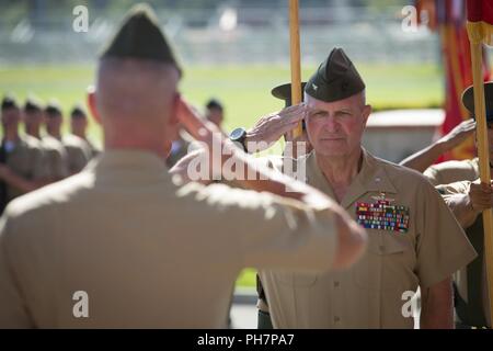 Corps des Marines américains, le général Eric M. Smith, à gauche, le général commandant de la 1 Division de marines (MARDIV), salue le Colonel Christopher S. Dowling, droit, le chef d'état-major du 1er MARDIV, pendant sa retraite cérémonie le Marine Corps Base Camp Pendleton, en Californie, le 29 juin 2018. La cérémonie a eu lieu en l'honneur de Dowling a 34 ans de service méritoire. Banque D'Images