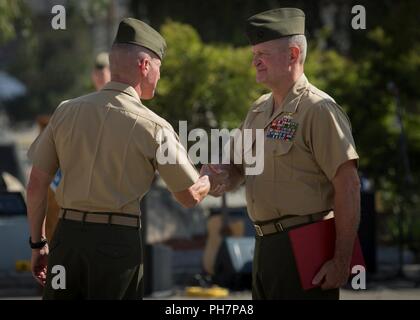 Corps des Marines américains, le général Eric M. Smith, à gauche, le général commandant de la 1 Division de marines (MARDIV), serre la main avec le Colonel Christopher S. Dowling, le chef d'état-major du 1er MARDIV, pendant la retraite de Dowling cérémonie le Marine Corps Base Camp Pendleton, en Californie, le 29 juin 2018. La cérémonie a eu lieu en l'honneur de Dowling a 34 ans de service méritoire. Banque D'Images