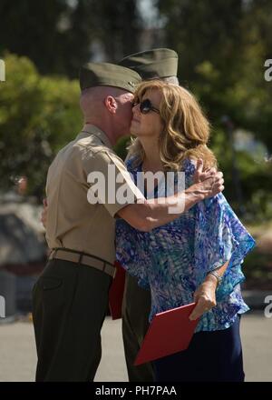 Corps des Marines américains, le général Eric M. Smith, à gauche, le général commandant de la 1 Division de marines, félicite Karen Dowling pendant le Colonel Christopher S. Dowling sur cérémonie de retraite du Marine Corps Base Camp Pendleton, en Californie, le 29 juin 2018. La cérémonie a eu lieu en l'honneur de Dowling a 34 ans de service méritoire. Banque D'Images