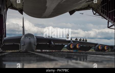 Grâce à l'arrière d'un C-5 Galaxy, de personnel navigant affecté à la 5e Escadron à la bombe, la base aérienne de Minot, Dakota du Nord, peut être vu en regardant la U.S. Air Force Thunderbirds exécuter pendant l'Arctic Thunder Open House Besoins spéciaux et le ministère de la Défense le jour de la famille at Joint Base Elmendorf-Richardson, Alaska, le 29 juin 2018. Au cours de la biennale open house, JBER ouvre ses portes au public et accueille des artistes multiples y compris la U.S. Air Force Thunderbirds, JBER Démonstration de Forces interarmées et l'US Air Force F-22 Raptor de l'équipe de démonstration. Banque D'Images