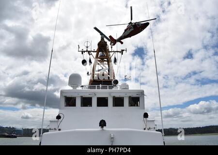 Un hélicoptère MH-65 de Dolphin, secteur North Bend survole les garde-côte de Orcas lors d'une opération de formation au large de la côte de l'Oregon, le 30 juin 2018. La formation est une routine quotidienne pour tous les gardes côte à bord de tous les actifs qui garde nos équipages prêts à intervenir. Banque D'Images