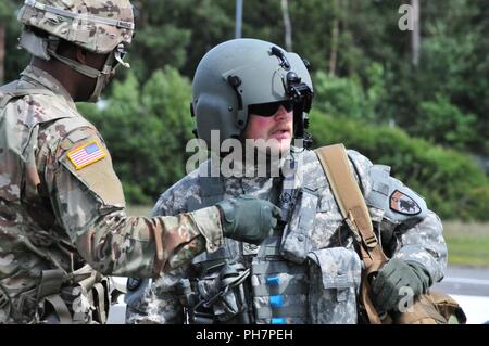 SSgt. 1re classe John Scholes (à droite), un médecin de vol assigné à l'entreprise Delta, 1er escadron, le 376e bataillon de l'aviation, le Nebraska, la Garde nationale s'associe à Sgt. Devante McKenzie affecté à la Clinique de santé de l'Armée de Grafenwoehr équipe médicale d'évaluer et de préparer une victime simulée pour une opération de levage d'un UH-72A Lakota à Grafenwoehr Domaine de formation, l'Allemagne le 21 juin, 2018. Le Nebraska et l'Iowa, les soldats de la Garde nationale font partie d'un déploiement de rotation de quatre mois en Allemagne où ils assumeront le monde réel mission EVASAN pour Hohenfels et Grafenwoehr de leurs homologues en service actif. Banque D'Images