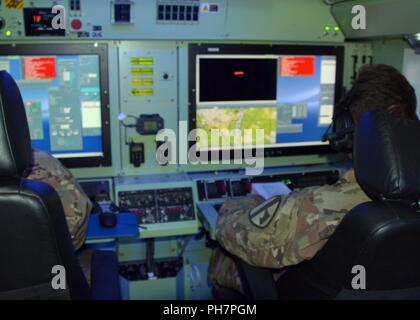 Un soldat affecté à la Cavalerie de peloton, Compagnie Delta 91e bataillon du génie de la Brigade, 1st Armored Brigade Combat Team, 1re Division de cavalerie se préparer à voler un RQ-7B Ombre unmanned aircraft system pour son vol inaugural de l'atterrissage en vol cavaliers Zagan, Pologne, 29 juin 2018. Le peloton a effectué le premier vol tactique SAMU en Pologne. Ils sont actuellement déployés en appui à résoudre en Europe de l'Atlantique. Banque D'Images