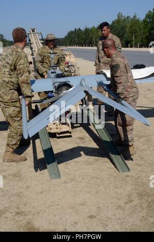 Soldats affectés au peloton de cavaliers de Delta Entreprise, 91e bataillon du génie de la Brigade, 1st Armored Brigade Combat Team, 1re Division de cavalerie préparer un RQ-7B Ombre unmanned aircraft system pour son vol inaugural de l'atterrissage en vol cavaliers Zagan, Pologne, 29 juin 2018. Le peloton a effectué le premier vol tactique SAMU en Pologne. Ils sont actuellement déployés en appui à résoudre en Europe de l'Atlantique. Banque D'Images