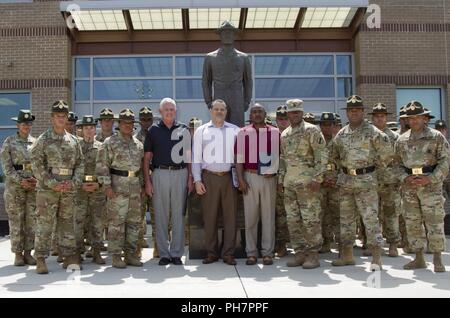 Les sergents de l'armée américaine, Dril sergents et distingués invités prendre photo de groupe en face de l'Armée américaine au cours de l'Académie Sergent sergent de l'armée américaine Colloque Formation, le 28 juin, Fort Jackson, Nc. Le colloque a été utilisé comme un événement de réseautage pour les participants de discuter de l'état actuel et l'avenir de l'académie et de l'Armée Sergent percer des sergents. Banque D'Images