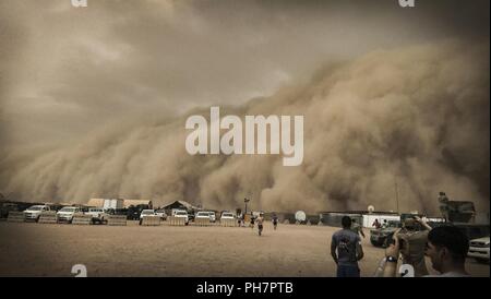 Les membres du service américain d'observer et de prendre des photos d'une tempête de sable à la Base Aérienne 201 Nigériens, Niger, 24 juin 2018. Il s'agit de la plus importante tempête de sable de la saison jusqu'à présent, avec des vents soutenus de plus de 50 nœuds. Banque D'Images