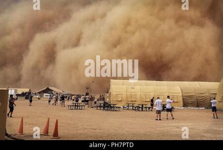 Les membres du service américain d'observer et de prendre des photos d'une tempête de sable à la Base Aérienne 201 Nigériens, Niger, 24 juin 2018. Les tempêtes de sable sont un événement normal au cours de l'été en Afrique du Nord-Ouest. Banque D'Images