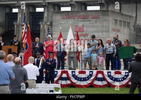 La famille du colonel Jesse Fishback mène le serment d'allégeance au cours du 50e anniversaire de J. Percy Priest Dam et le réservoir du barrage de Nashville, Tenn., 29 juin 2018. Feu le colonel a servi comme l'ingénieur de district du U.S. Army Corps of Engineers du District de Nashville, lorsque des responsables de projet dédié le 29 juin, 1968. Banque D'Images