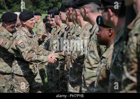 Le général Allan Elliott Le Commandement du matériel de l'armée américaine sous-chef d'état-major des soldats au cours de la main tremble Bande AMC, cérémonie d'inactivation à Redstone Arsenal, le 29 juin 2018. Depuis qu'elle a déménagé à Redstone Arsenal à partir de Aberdeen Proving Ground, au Maryland, en 2011, l'AMC a bande a effectué plus de 2 700 fois, à plus de 60 endroits dans le monde à l'appui de l'AMC, l'entreprise Redstone Arsenal, garnison et fonctions militaires et civiles. Banque D'Images